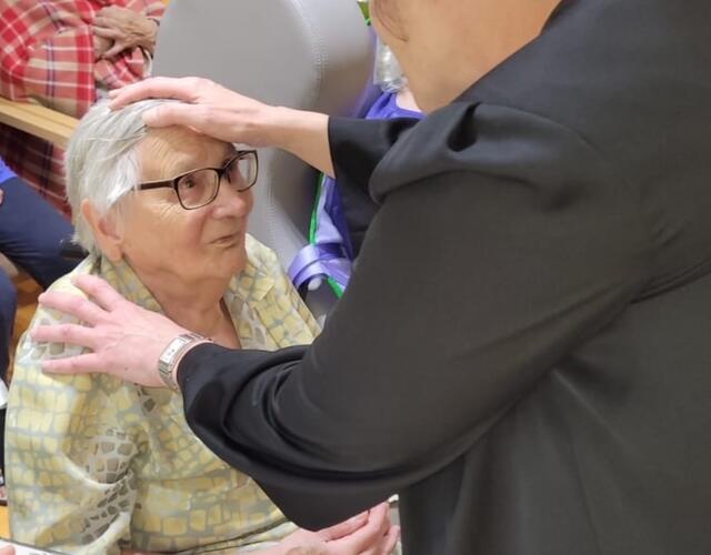 Lektorin Dagmar Neubauer-Gülly spendete Susanna Gsellmann den Segen zu ihrem 101. Geburtstag. | Foto: Ev. Pfarrgemeinde Neuhaus am Klausenbach