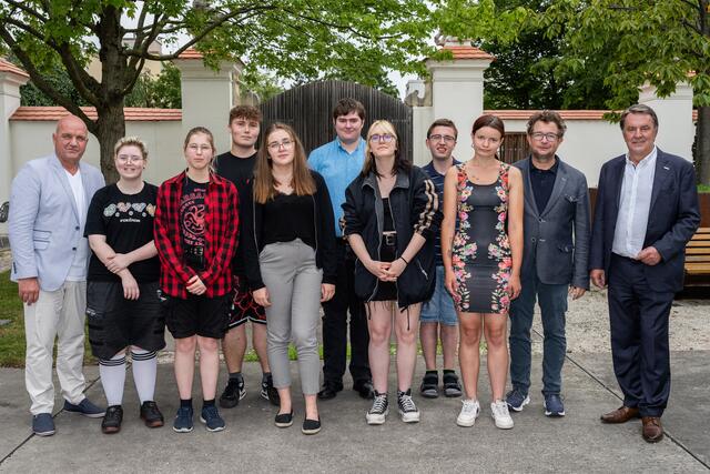 AK NÖ-Präsident Markus Wieser, Marissa Mühl, Lisa Marie Rath, Lukas Capek, Emily Schibich, Simon Spacil, Claudia Spilhacek, Tobias Höfling, Verena Schweitzer, Intendant Zeno Stanek und WKNÖ-Präsident Wolfgang Ecker (v.l.) | Foto: Andreas Kraus