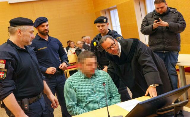 Der 40-jährige Angeklagte habe voriges Jahr seinen Arbeitskollegen auf offener Straße abgestochen. Nun soll er lebenslang ins Gefängnis kommen. | Foto: laumat.at