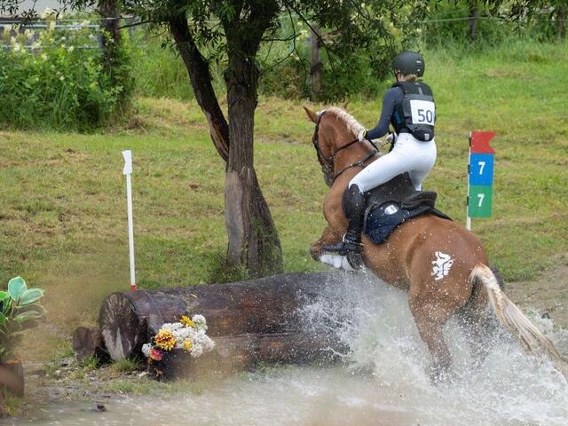 Auch vor dem Wassergraben wird nicht zurückgeschreckt. | Foto: Königshofer