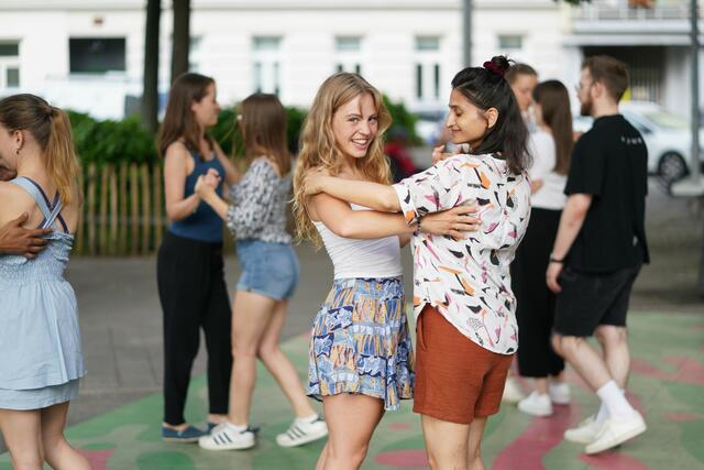 Auch im Juli und August kann man den Donnerstagabend mit einem Tanzworkshop ausklingen lassen.  | Foto: Liebentritt