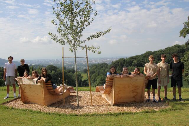 Die Schülerinnen und Schüler der HBLA Elmberg haben etwa neue Holzliegen angefertigt, um auch im Freien lernen zu können.
 | Foto: PR-Team der HBLA Elmberg