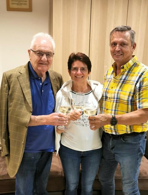 Erich Fidesser mit den Nahversorgern Hedwig und Karl Schwayer.