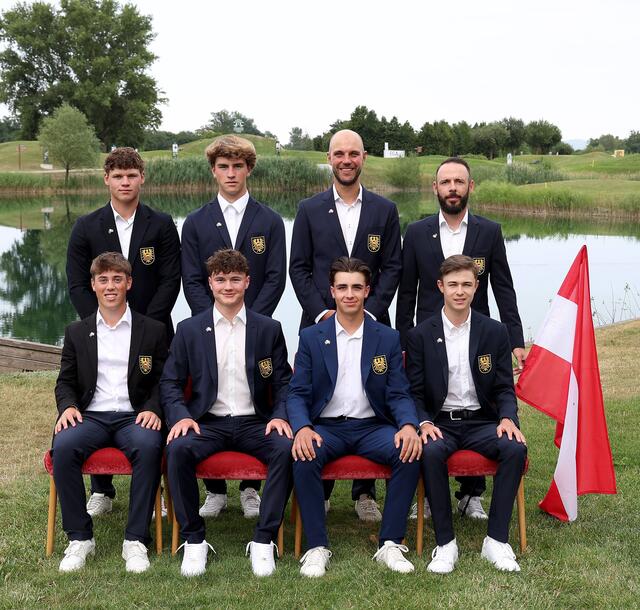 Das Team-Österreich: Thomas Austin, Tobias Bauer, Stephan Csöngei, Nico Müllner (sitzend v.l.) sowie Maximilian Puregger, Fabio Steinwender, Benjamin Pessendorfer (Captain), Mario Krajnz (Coach; stehend v. links). | Foto: GEPA pictures/ Hans Oberlaender