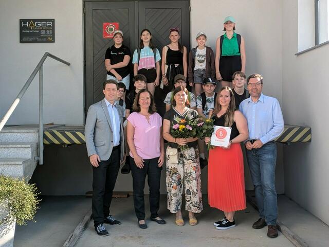 v.l.n.r.: WKNÖ Gänserndorf Bezirksstellenleiter Philipp Teufl, Vizebürgermeisterin von Auersthal Petra Hösch, Andrea Ledl, Caroline Kenyeri, WKNÖ Gänserndorf Bezirksstellenobmann Andreas Hager mit Schülerinnen und Schülern. | Foto: WKNÖ