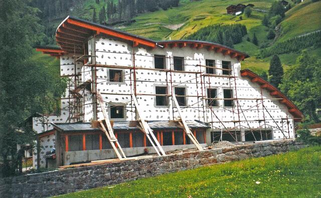 Bauphase der neuen Rotkreuz-Ortsstelle im Defereggental, 1997.
 | Foto: ÖRK Osttirol