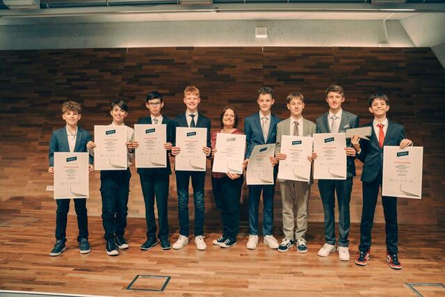 Die Beschäftigung mit Geld bringt Geld ein: 750 Euro Preisgeld für die Finanzexperten der 4hk des Leibnitzer Gymnasiums.
 | Foto: Erfan Mohajer