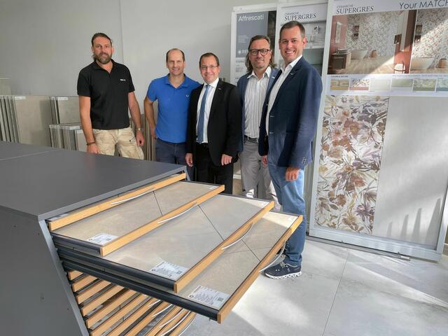 Fliesen Plattig: Gemeinsam mit einem Mitarbeiter führte Inhaber Iosif Nimerincu (2.v.l.) Wirtschaftskammerpräsident Andreas Wirth, Regionalstellenobmann Franz Nechansky und Regionalstellenleiter Florian Schober durch den Schauraum. | Foto: WKB