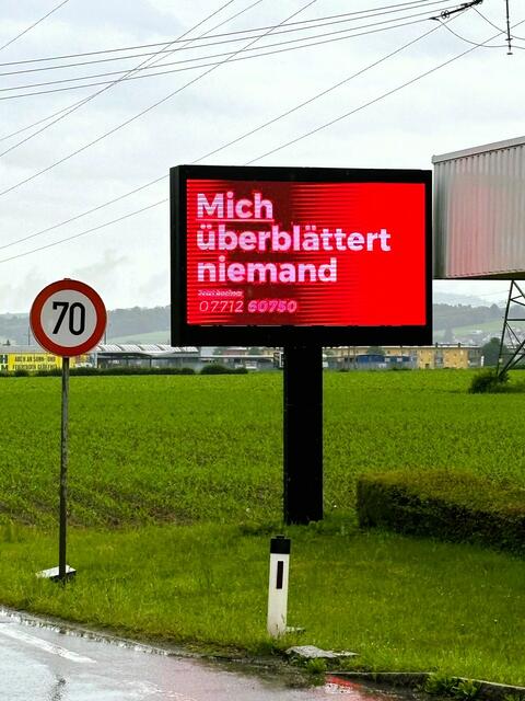Auch die zum Werksgelände gehörende Werbeplattform wird verkauft. | Foto: Franz Gruber