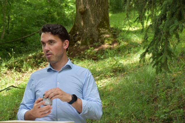 Artur Cisar-Erlach bei einer Fichte | Foto: Preineder