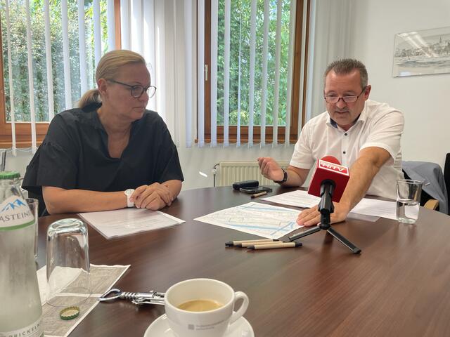 Bei einer Pressekonferenz in Bruck gaben Martina Romen-Kierner und Thomas Marichhofer ihre Bedenken bezüglich Baustelle in der Herzog Ernst-Gasse bekannt. | Foto: Kern