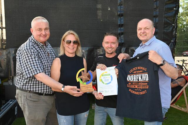 Günter Hütter, Vizebürgermeister Oberwaltersdorf, Natascha Matousek, Bürgermeisterin Oberwaltersdorf, Roland Herzog, Obmann ASK Oberwaltersdorf und Gerald Stradner, Regionsleiter NÖ Dorf- &amp; Stadterneuerung. | Foto: Pohl
