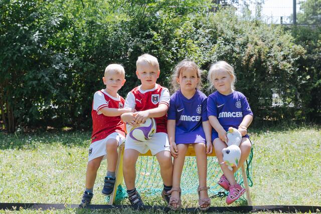 Beim Projekt "Heimspiel" kicken die Kleinen ganz groß auf. | Foto: Jenny Fetz