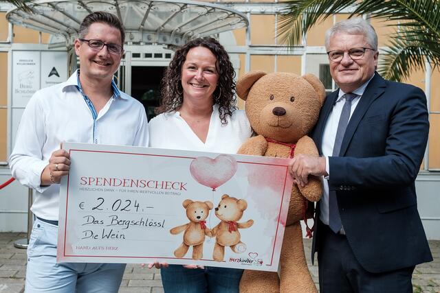 Von links: Bergschlössl-Geschäftsführer Martin Siebermair, Michaela Altendorfer (Herzkinder), Bürgermeister Linz Klaus Luger. | Foto: Eric Krügl