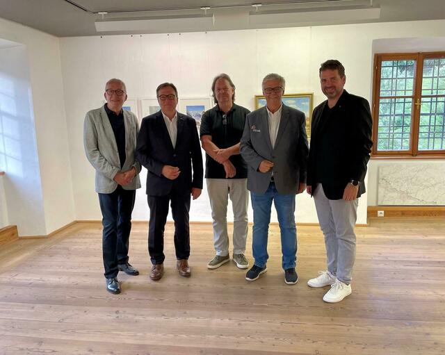 Bgm. Herbert Mayer, Alt-LH Günther Platter, Ausstellungsinitiator und Künstler Roland Böck, BMV-Obmann Christian Rudig und StR. Peter Vöhl bei der Ausstellungseröffnung.