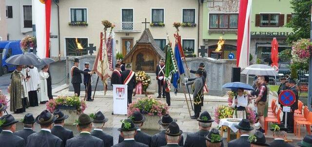 Aufstellung der Vereine am Kriegerdenkmal. | Foto: Anna Buchsteiner