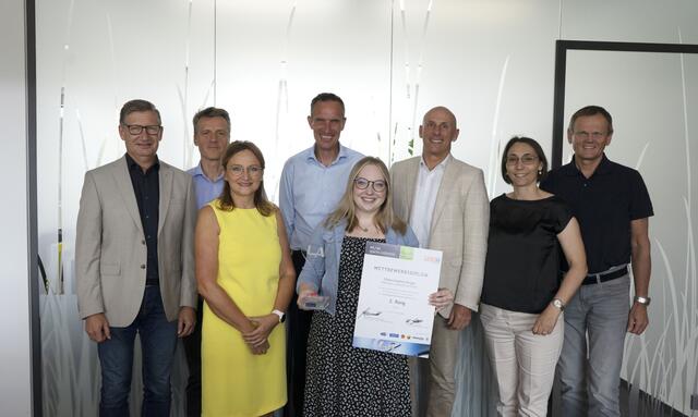 Pöttinger-Lehrling Chiara-Sophie Berger (4. v. r.) erzielte den zweiten Platz beim Lehrlingswettbewerb.  | Foto: Pöttinger Landtechnik