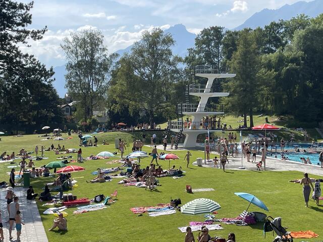 An diesem Tag suchten viele die Abkühlung im Haller Freischwimmbad. | Foto: Kendlbacher