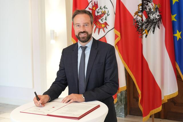 LH-Stv. Stefan Schnöll bei der Unterzeichnung der Absichtserklärung, mit der drei Bundesländer ihre Kräfte für Beschaffungen im Bereich der Schmalspurbahnen bündeln | Foto: Land Tirol