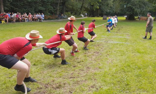 Seilzug Feuerwehr gegen Schützen | Foto: Carlo Vanzini