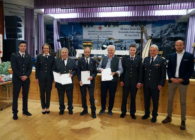 Die geehrten Mitglieder, welche seit 40 Jahre im Roten Kreuz tätig sind (v.l.n.r): Bezirksgeschäftsführer Alexander Perry, Ortsstellenleiterin Valentina Erlsbacher, Ernst Schett, Martin Erlsbacher, Oswald Grimm, Ortsstellenleiter-Stellvertreter Marzell Veiter, Vizepräsident ÖRK LV Tirol und Bezirksstellenleiter Egon Kleinlercher und Bürgermeister Ingo Hafele. | Foto: ÖRK