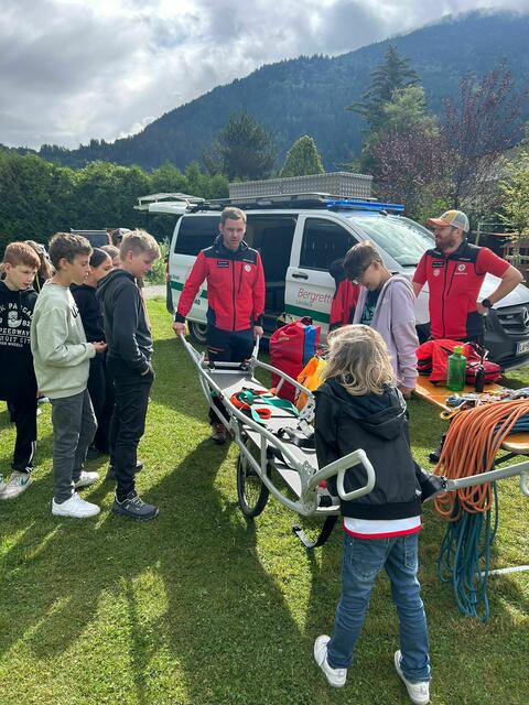 Die Schüler konnten auch selbst die Funktion der Ausrüstung testen. | Foto: MS Zams-Schönwies
