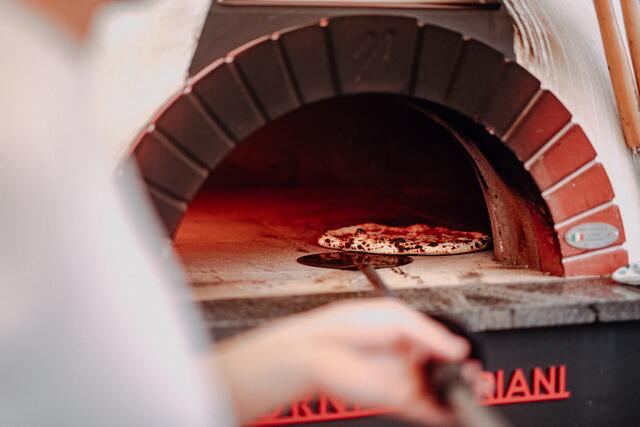 Ofenfrisch sind die Pizzen im Ersten. Wo es am besten schmeckt, hat MeinBezirk herausgefunden. | Foto: Volksgarten, Sergiu Andrés