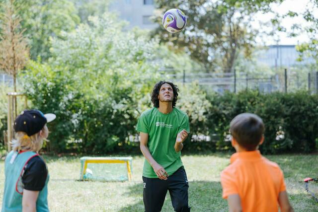 Beim "Heimspiel" lernen die jungen Kickerinnen und Kicker auch, wie man richtig köpfelt. | Foto: fotografietz
