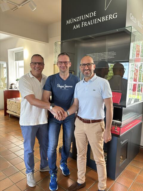 Andreas Kapeller (Mitte) mit Bürgermeister Michael Schumacher (r.) und Vizebürgermeister Berndt Hamböck | Foto: Stadtgemeinde/Tempelmuseum Frauenberg