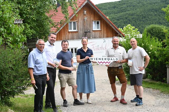 Herbert Steiner, Michael Wollinger, Alexander Neusser, Franz Dick und Kurt Neusser freuen sich über die Neuerscheinung der Wanderkarte. | Foto: Wienerwald Tourismus/Sonja Pohl