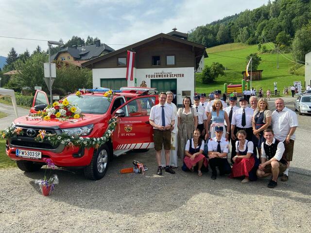 BGM Michael Maier mit den Kamerad:innen der FF St. Peter | Foto: Stadtgemeinde Radenthein