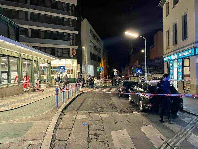 Gegen 23 Uhr wurde der Bereich rund um den Tatort immer großräumiger abgesperrt. | Foto: Ronja Reidinger/MeinBezirk