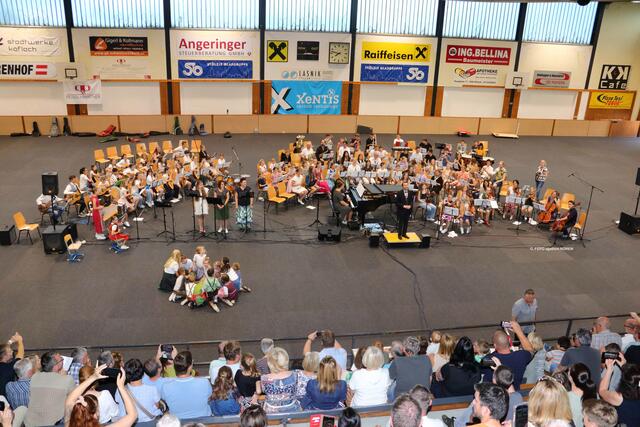 Was für ein Bild. Zahlreiche Musikschülerinnen und Musikschüler waren beim Schlusskonzert dabei. | Foto: FOTO KOREN