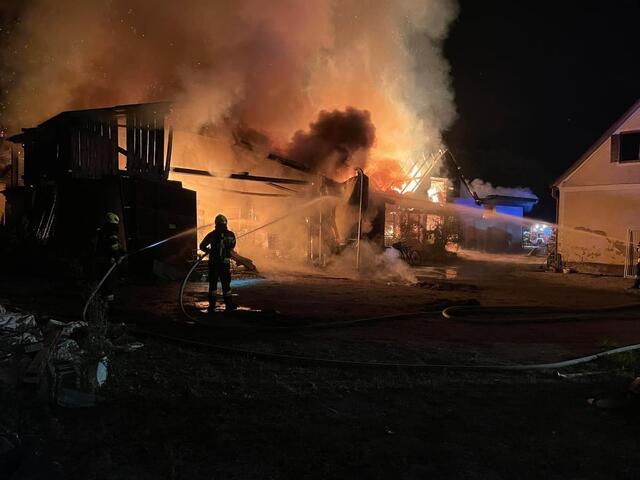 Beim Eintreffen der Feuerwehren stand das Wirtschaftsgebäude, in dem sich Heu, Stroh und wirtschaftliche Geräte befanden, in Vollbrand. | Foto: FF Gersdorf/Facebook