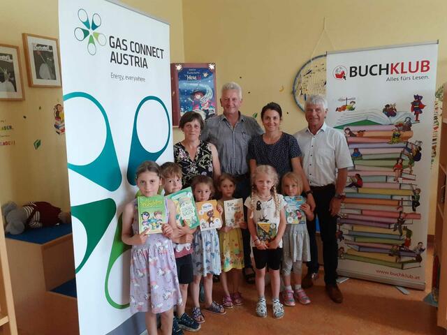 Gabriele Pührmayr (Kindergarten Helfenberg), Josef Hintenberger (Bürgermeister Gemeinde Arnreit), Sarah Wagner (Volksschule Helfenberg), Peter Haselberger (GCA) mit Kindern des Kindergartens und der VS Helfenberg. | Foto: Buchklub