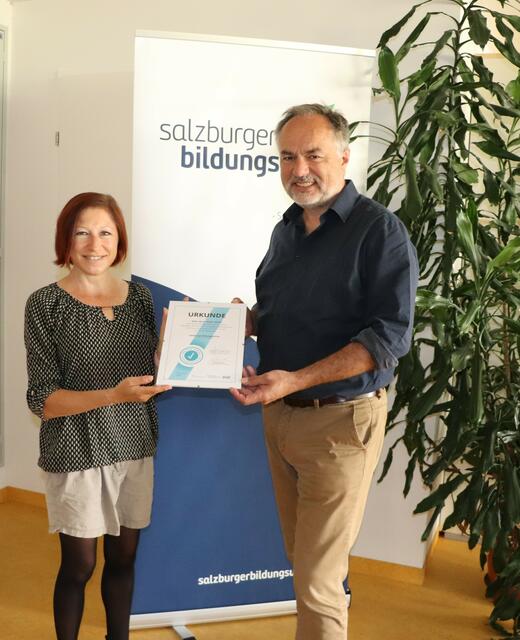 Die Urkunde für das Gütesiegel haben Mag. Richarda Mühlthaler und Direktor Dipl. Ing. Richard Breschar vor kurzem im Foyer der Direktion des Salzburger Bildungswerkes aufgehängt | Foto: Salzburger Bildungswerk