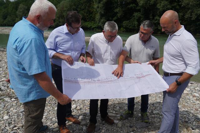 Das Projekt an der Saalach inklusive neuem Steg soll bis zum Frühjahr 2026 fertig sein. Von links: Michael Bungart (Gewässerbewirtschaftung Wasserbau), Bürgermeister Andreas Hasenöhrl (Wals-Siezenheim), Landesrat Josef Schwaiger, Günther Huber (Wasserbau) und Dominik Rosner (Abteilungsleiter Wasser). | Foto: Emanuel Hasenauer