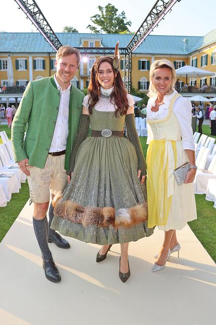 Maximilian Gössl und die akademische Jagdwirtin Christine Fischer im Gössl Couture Dirndl No #4 sowie Alexandra Meissnitzer | Foto: Uwe Brandl