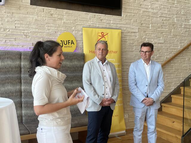 Mag. Ulrike Grochot, Leitung Unternehmenskommunikation, CEO der JUFA Hotels Gerhard Wendl und Bürgermeister Erich Trummer betonten ihre Freude über das Jubiläum. 