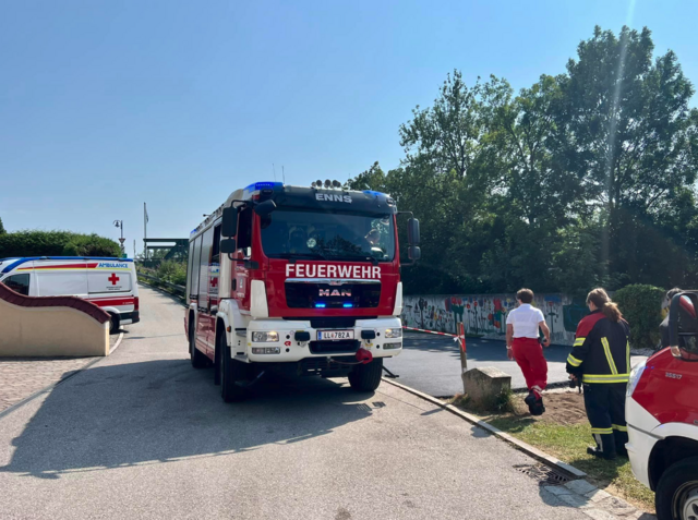 "Durch unsere Hilfe konnten die Jugendlichen unverletzt befreit und dem Rettungsdienst zur Kontrolle übergeben werden", berichtet die FF Ennsdorf.  | Foto: FF Ennsdorf
