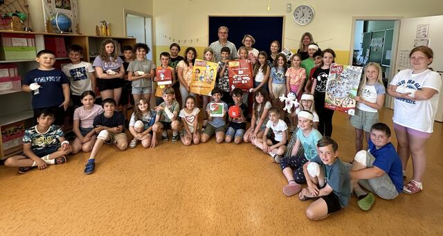 Direktorin Verena Deißenberger und Bürgermeister Erwin Häusler gratulierten den Schulkindern. | Foto: ZVG