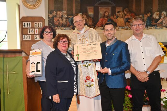Vzbgm. Claudia Mozelt, GR Maria Lenk, Pfarrer Marian Garwol, Bgm. René Klimes und GR Werner Besenbäck. | Foto: Pohl