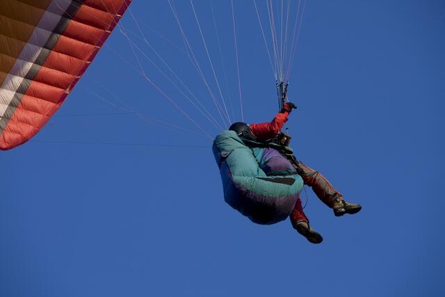 Beim Absturz im Landeanflug zog sich der Paragleiterpilot Verletzungen unbestimmten Grades zu. (Symbolbild) | Foto: pixabay.com
