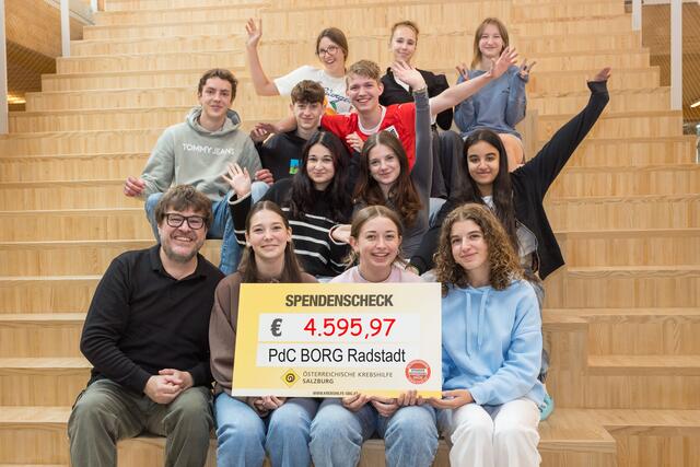 Schülerinnen und Schüler des BORG Radstadt mit dem Geschäfstführer der Krebshilfe Salzburg, Stephan Spiegel (links vorne). | Foto: Krebshilfe Salzburg