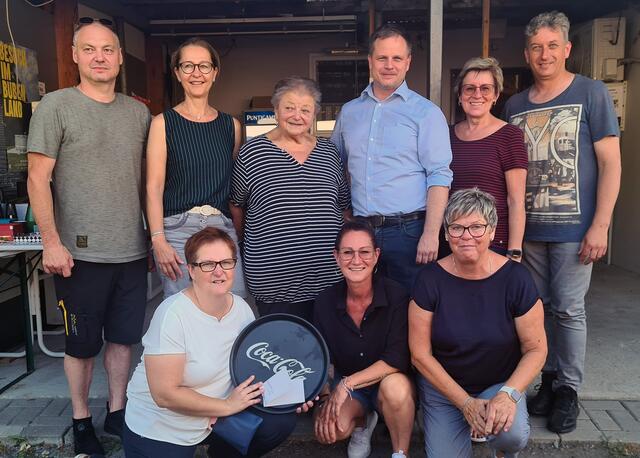 Beim Grillabend im Oberdrosner Stüberl: Roman Bedäcs, Bgm. Monika Pock, Aloisia Poglitsch, Bundesrat Philipp Kohl, Melitta Poglitsch und Vbgm. Siegfried Niederer (hinten von links); Martina Rinke, Iris Meitz, Gerlinde Poglitsch (vorne von links). | Foto: ÖVP