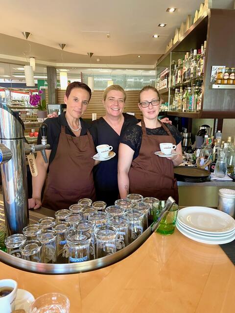 Inhaberin Elisabeth Dokl (Mitte) und ihr Team Nicole Lehofer (li.) und Jessica Raith (re.) freuen sich auf Ihren Besuch in der neuen "Piazza Tagesbar" beim Weizer Lieb Markt. | Foto: MeinBezirk/Monika Wilfurth