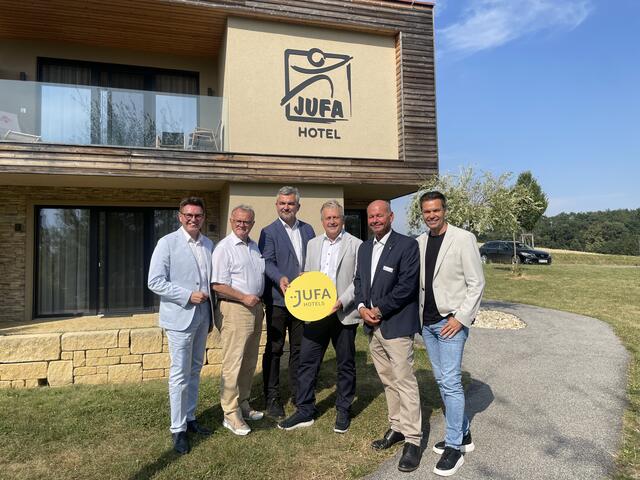 Feierliche Stimmung beim 10-jährigen Jubiläum des JUFA Hotels in Neutal.