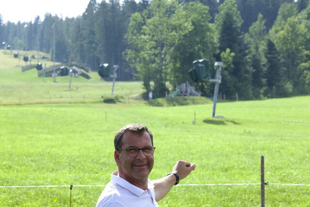 Der Bürgermeister zeigt zum Wäldchen, wo ein Camping-Bereich entstehen soll.