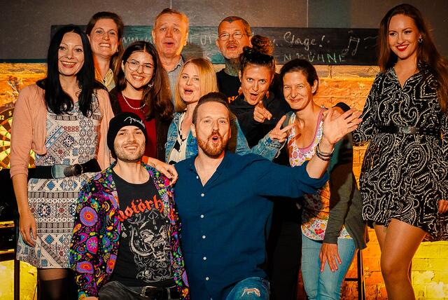Elisabeth Ritzer, Judith Feichtinger, Salma Pallanich, Franz Brandstetter, Sonja Klein, Manfred Leikermoser, Theresa Höller, Julia Bauer, Tünde Jakab. Links nach rechts kniend: Stefan Lauer und Rainer Wagner. | Foto: Jugend- und Kulturhaus Triebwerk