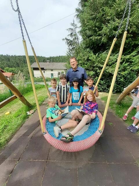 Richard Gabriel (Direktor Volksschule Neustift im Mühlviertel) mit Kindern der VS Neustift. | Foto: Buchklub